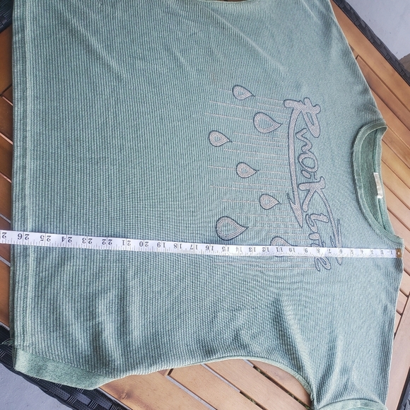 Loose Fit Green Crop Top – "Rainy Love" Print For Woman - Picture 2 of 4